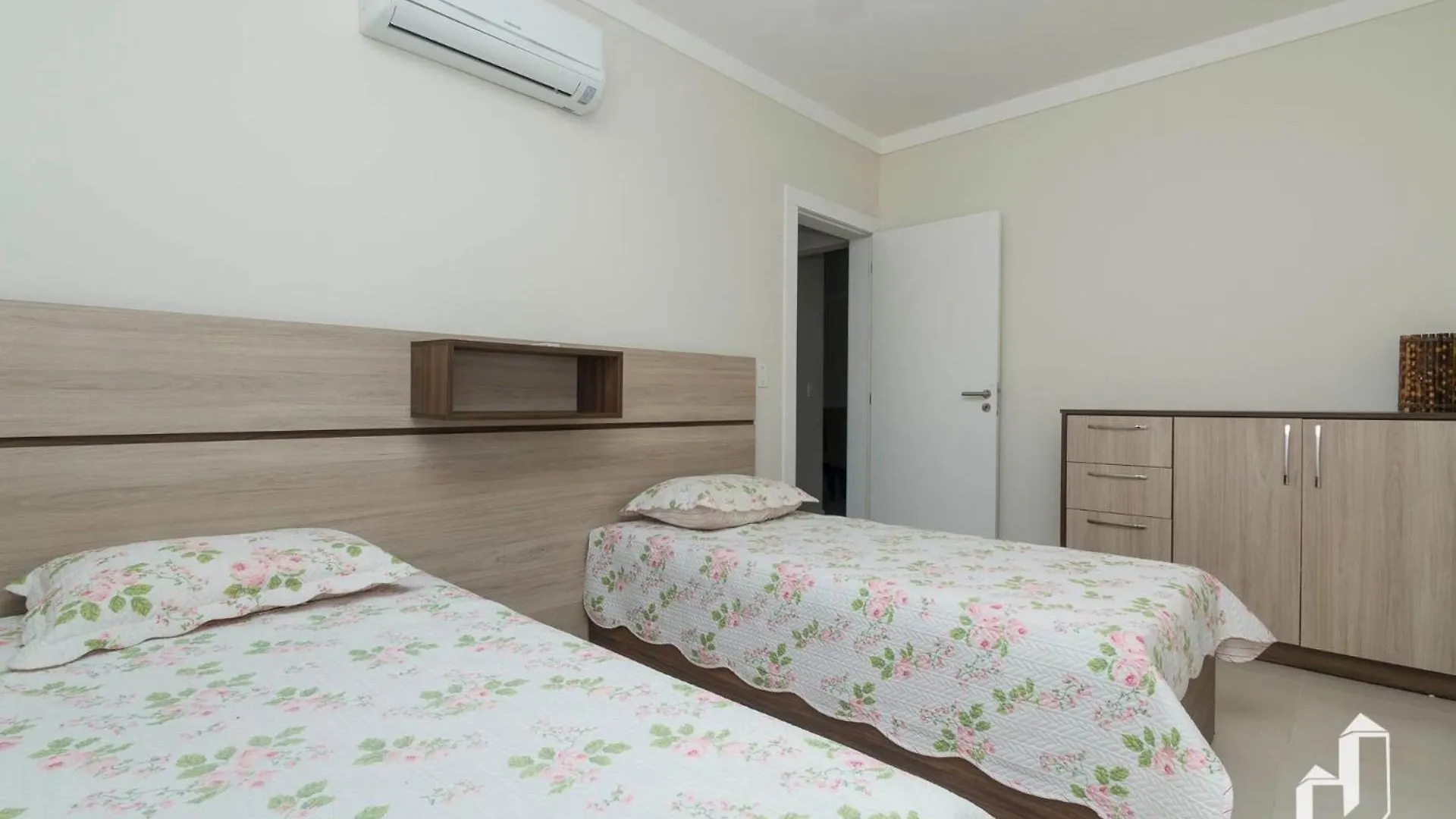 Apartamento Com 02 Dormitorios Bombinhas
